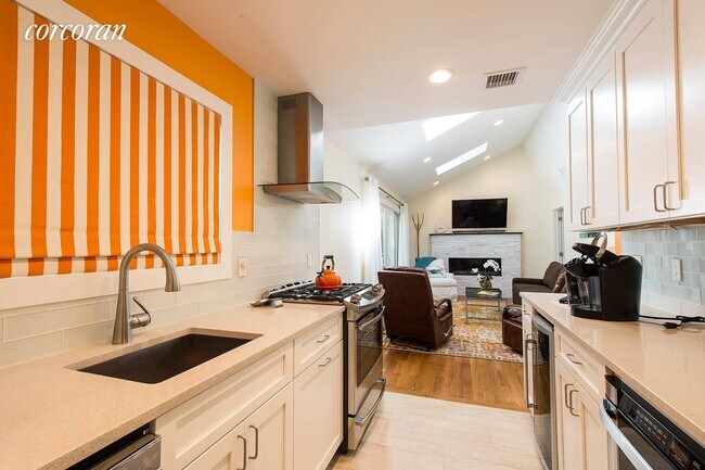Foto del edificio - 210 Big Fresh Pond Rd