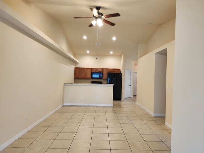 Foto del edificio - Exceptional 3 bed 2 bath 1 car garage dupl...