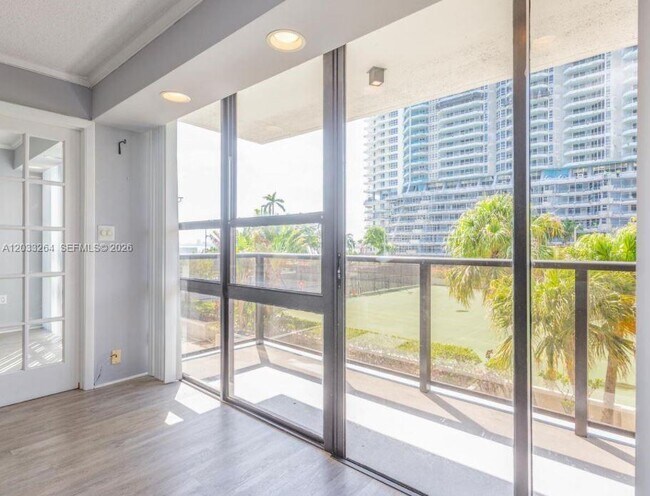 Foto del edificio - 600 NE 36th St
