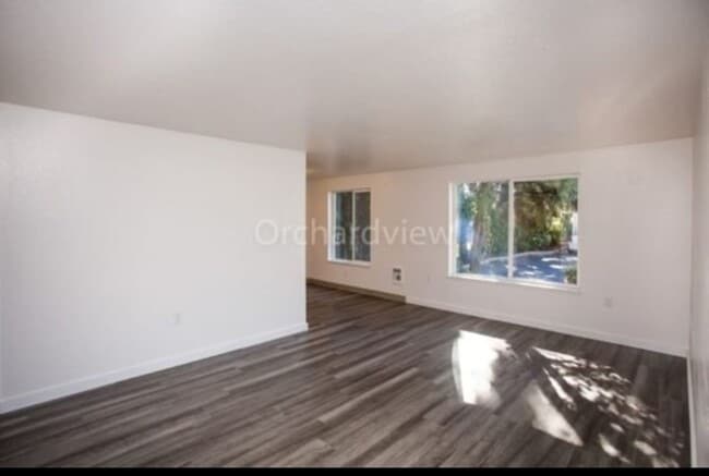 Building Photo - Beautiful 2 bed 1 bath living Starts Here!