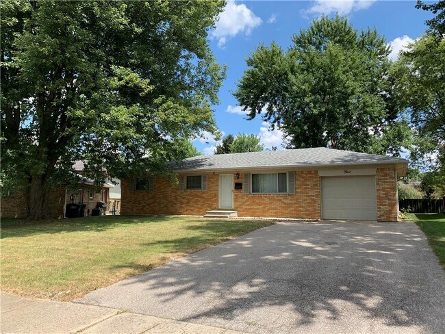 Building Photo - 5 Whitewood Ct