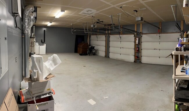 Foto del edificio - SFH in North Pole / 3 car garage / On city water