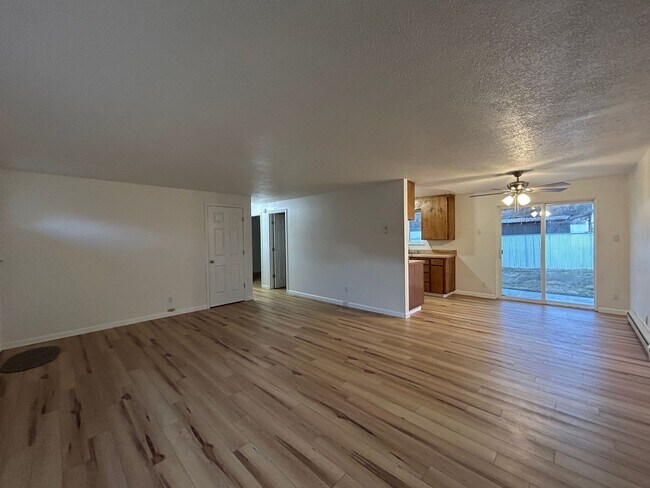 Foto del edificio - MOVE IN SPECIAL! Recently Remodel 2 Bedroo...