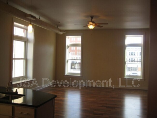 Foto del edificio - 217-219 W 4th St