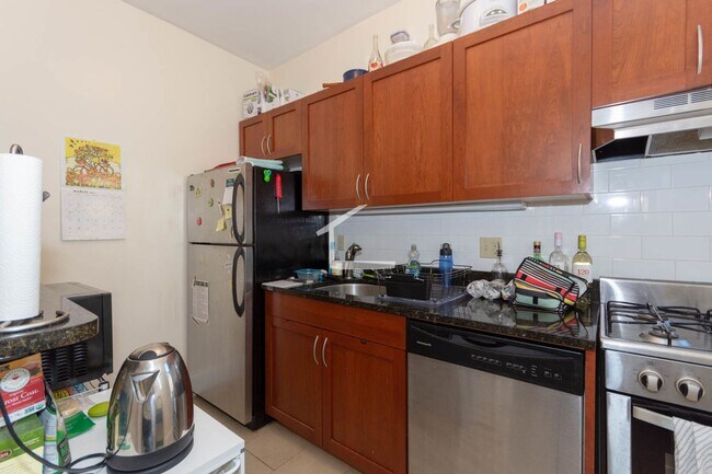 Foto del edificio - 9/1 Sunny upper floor 2BR with heat included!