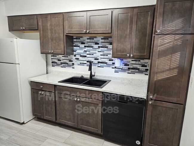Foto del edificio - 1379 Randomhill Rd