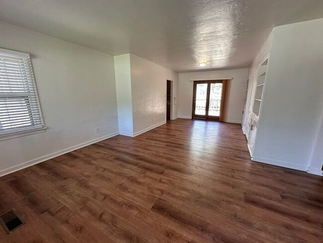 Building Photo - 1540 Hillside Dr