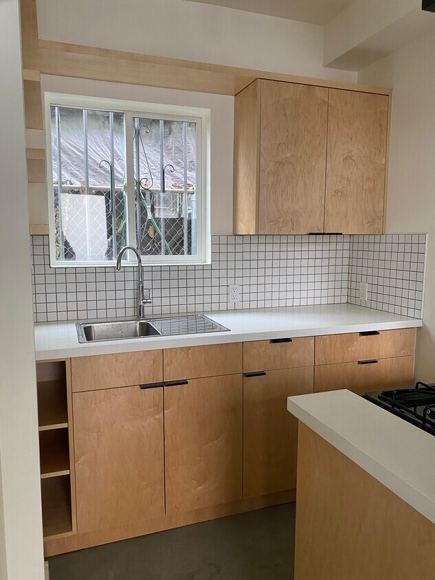 kitchen - 572 N Virgil Ave