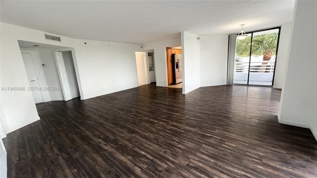 Foto del edificio - 3300 NE 192 St