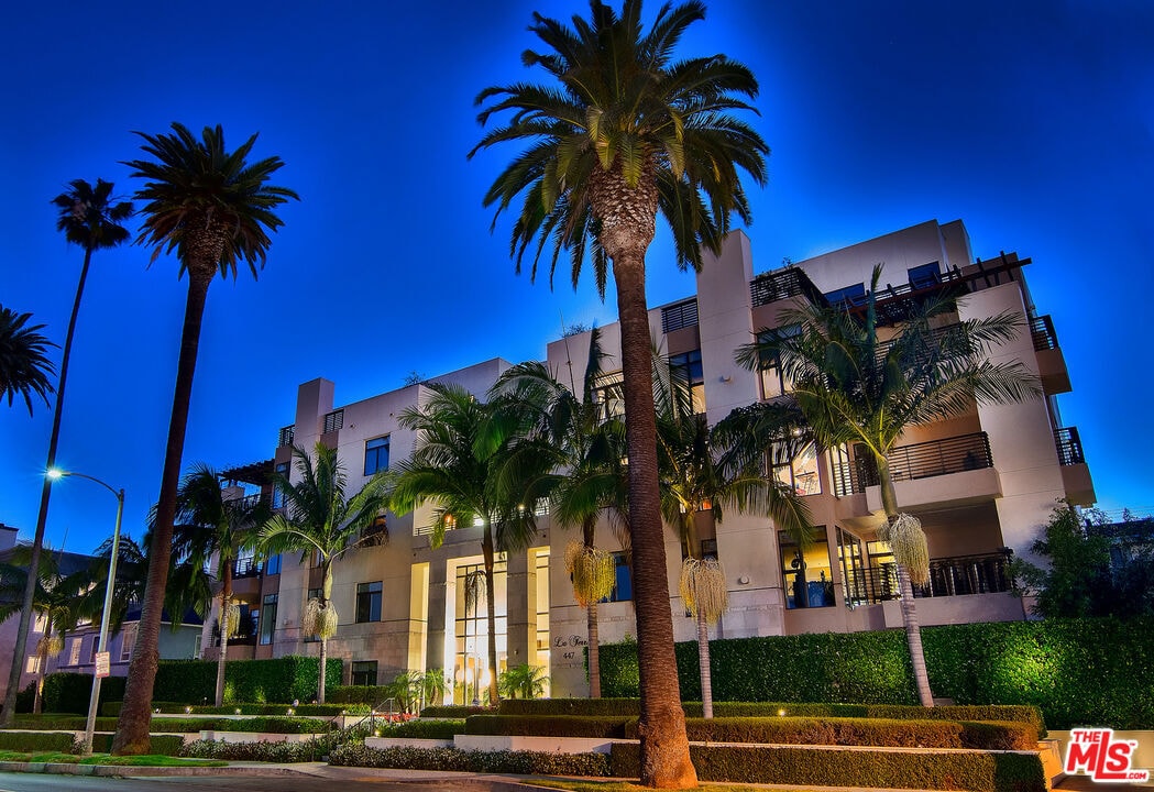 Foto principal - 447 N Doheny Dr