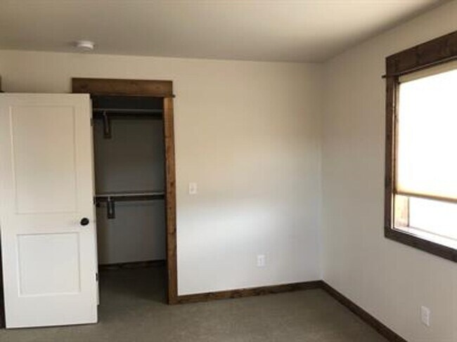 Building Photo - 4 bedroom 3 bath home in Ryen Glenn