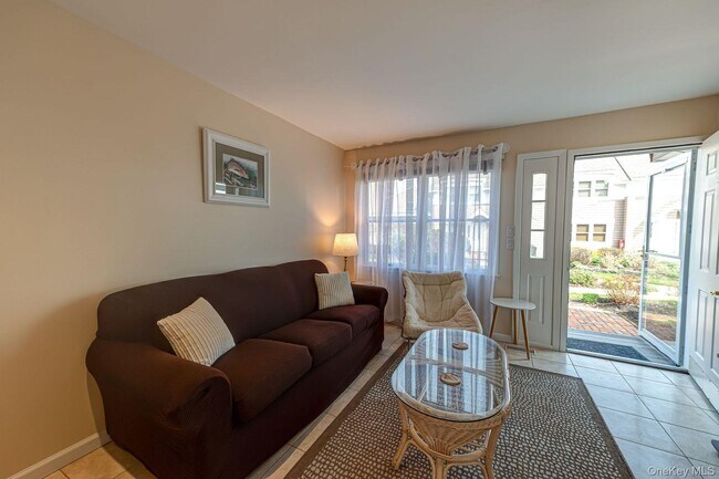 Foto del edificio - 49 Canoe Place Rd