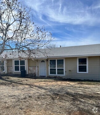 Building Photo - 718 FM474