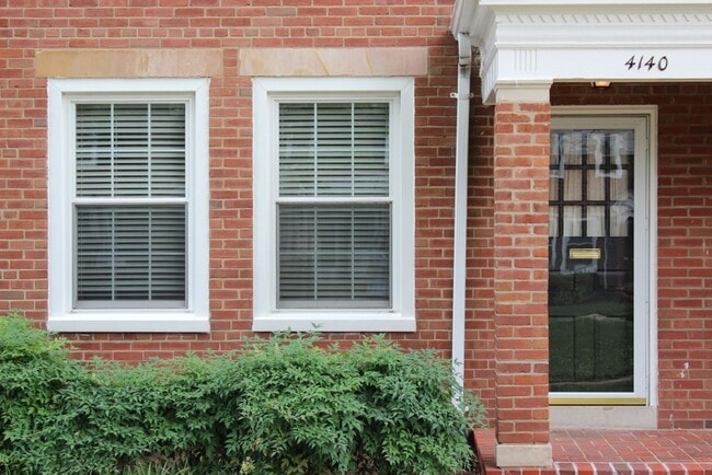 Building Photo - Gorgeous 2 Bed 2 Bath Brick Townhome in Be...