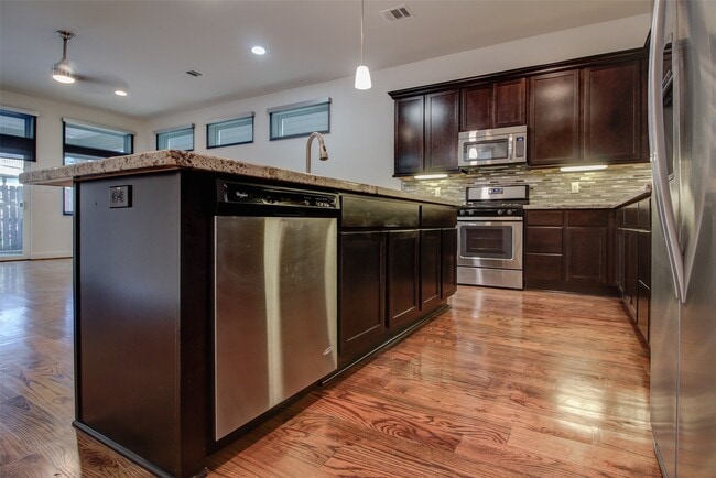 Foto del edificio - 2210 Hutchins St