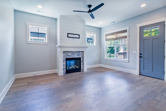 Building Photo - Newer Home