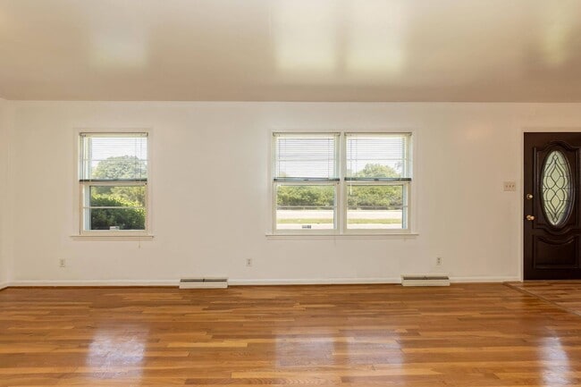 Building Photo - Spacious 3 Bed, 2 Bath Home with Open Floo...