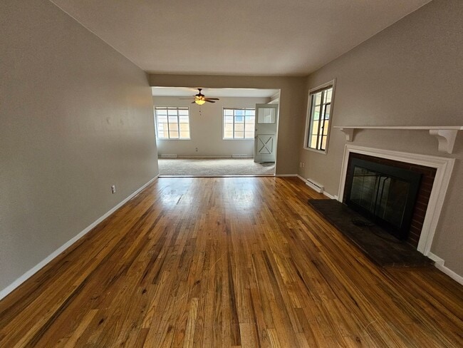 Foto del edificio - Virginia Village 4 Bed 3 Baths Large Yard Attached Garage Super Spacious!