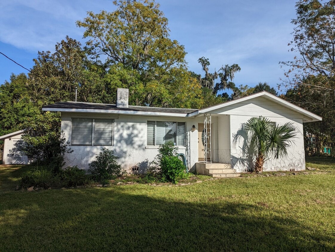 Foto principal - Lovely 2/1 home with beautiful natural woo...
