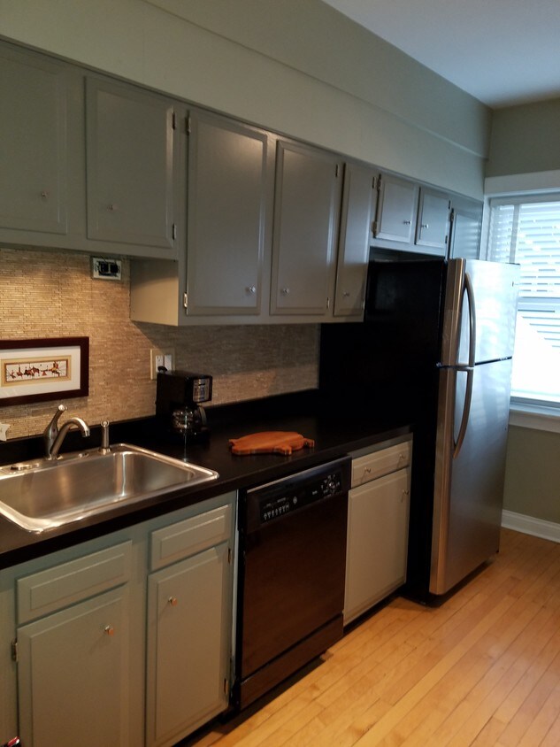 Primary Photo - 4060 W Warwick Ave
