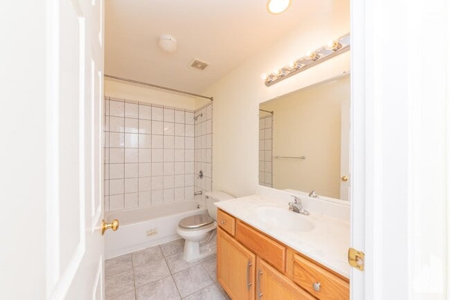 Building Photo - 3 bedroom in Chicago IL 60622