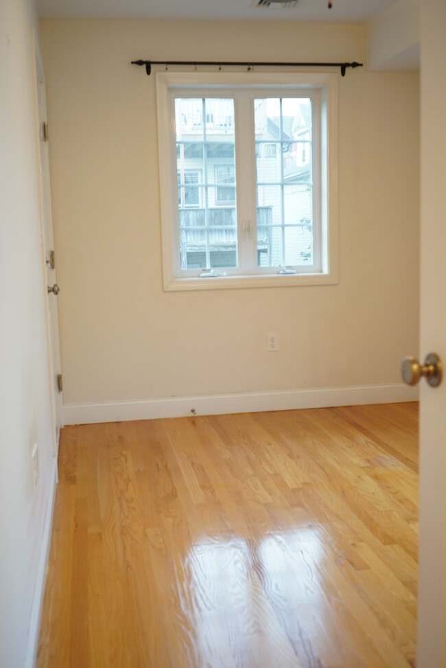 Rear bedroom - 9 Everett Ave