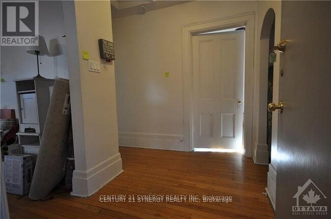 Building Photo - 458 MacLaren St