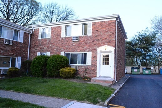 Right corner Second Floor Apartment - 180 Littleton Rd