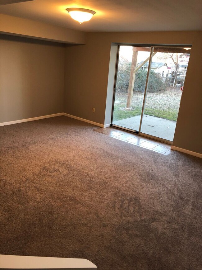 Foto del edificio - 2 bedrrom + basement Townhouse with Waterviews in Bristol. Large Private Backyard w Deck.