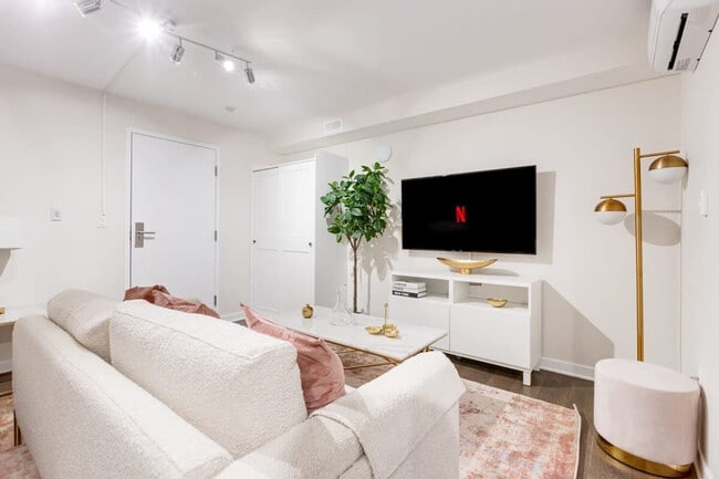Building Photo - 1755 R. Saint-Denis