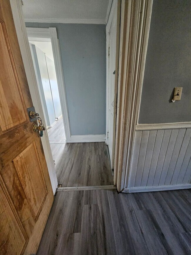 Foto del edificio - Upper 1 bedroom unit gas included