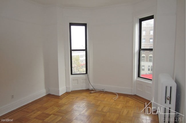 Building Photo - 472 7th St