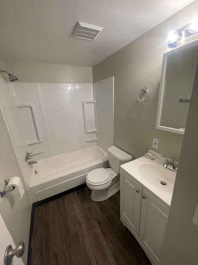 Foto del edificio - Recently Renovated 2 Bed, 1 Bath Condo for Lease NOW!