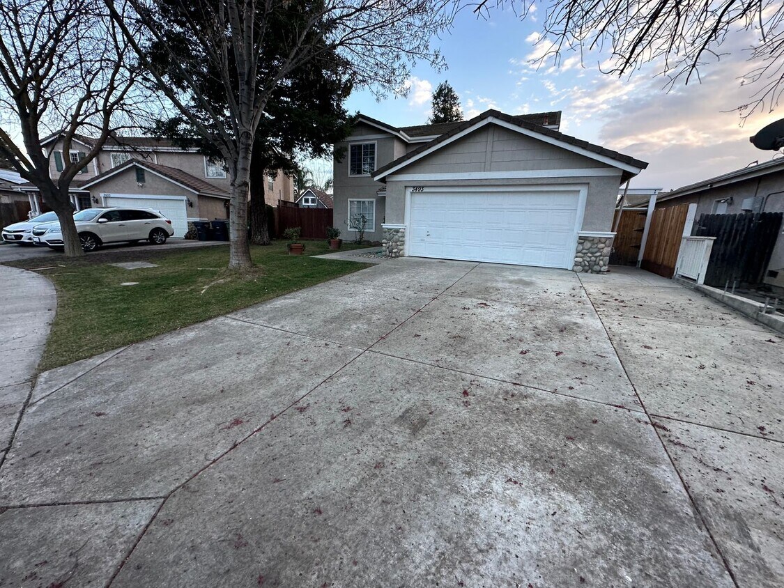Primary Photo - Beautiful 4 Bedroom 3 Bathroom in Quiet Ne...