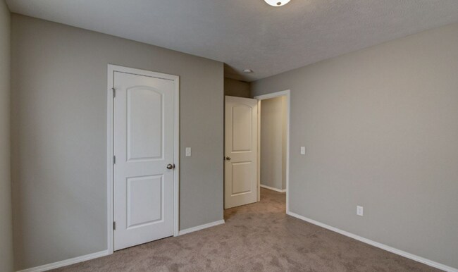 Building Photo - Three Bedroom Home in Ozark!