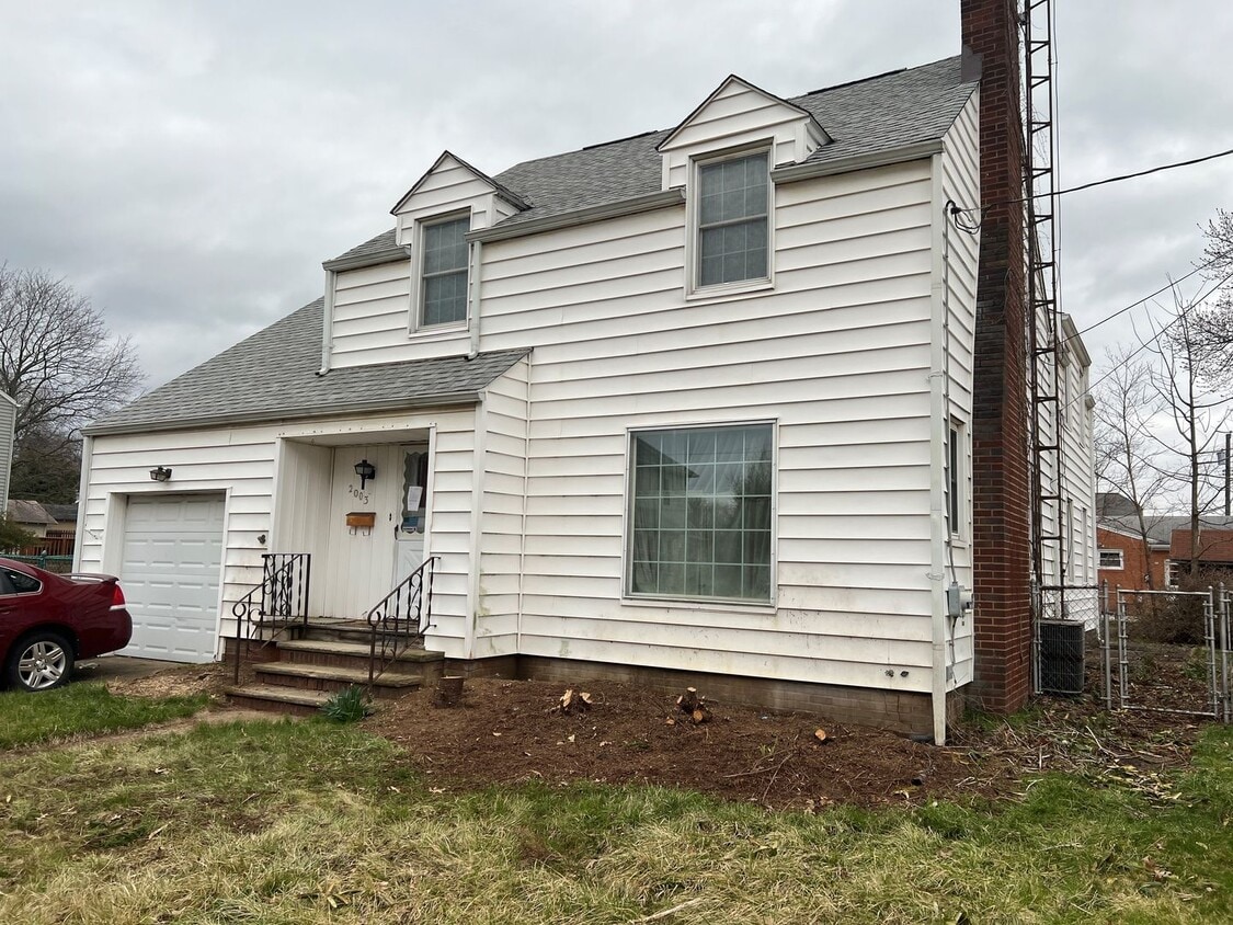 Primary Photo - Large 5BR, 2BR Plain Local House - For Ren...