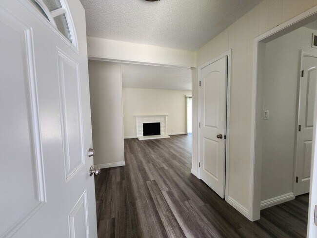 Foto del edificio - Newly Remodeled 3-Bedroom, 2-Bathroom Home for Rent – Los Alamitos