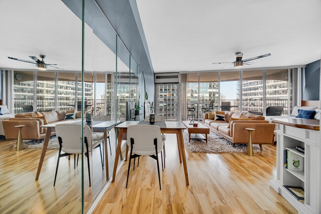 Foto del edificio - 300 N State St