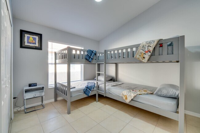 Building Photo - 532 Viola Dr