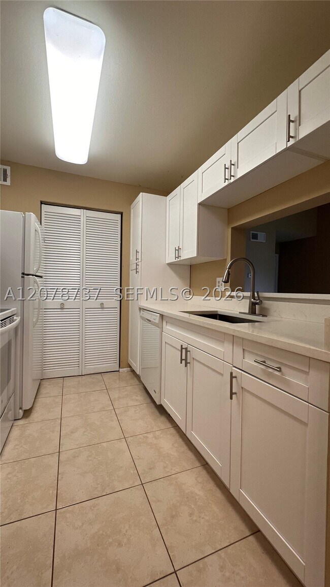 Building Photo - 4096 N Pine Island Rd
