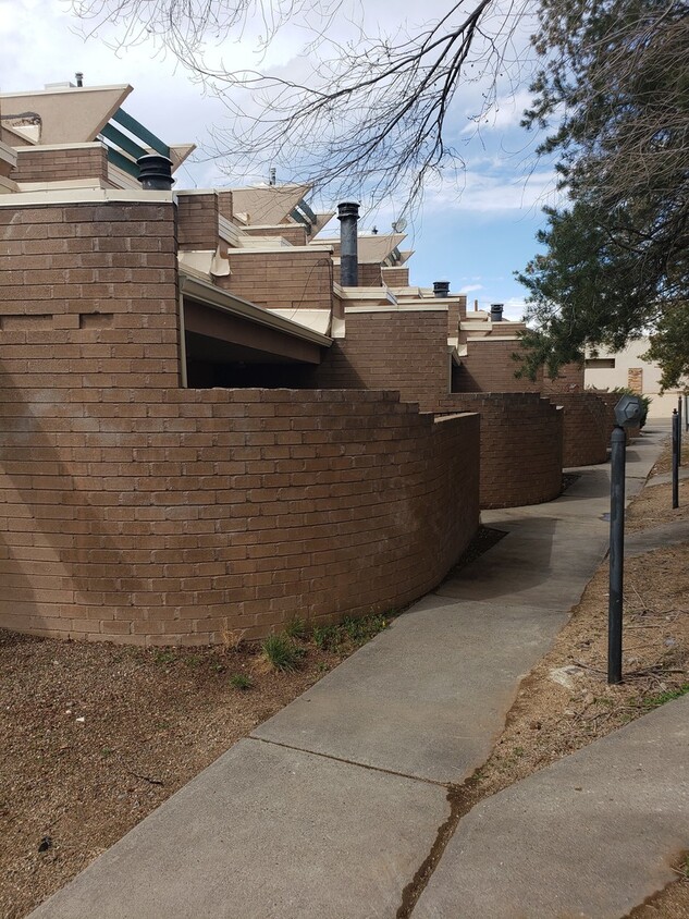 Foto principal - Bright 2 story 2br, 1b, 875sq. ft townhous...