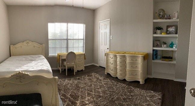 Building Photo - 11900 Stonehollow Dr