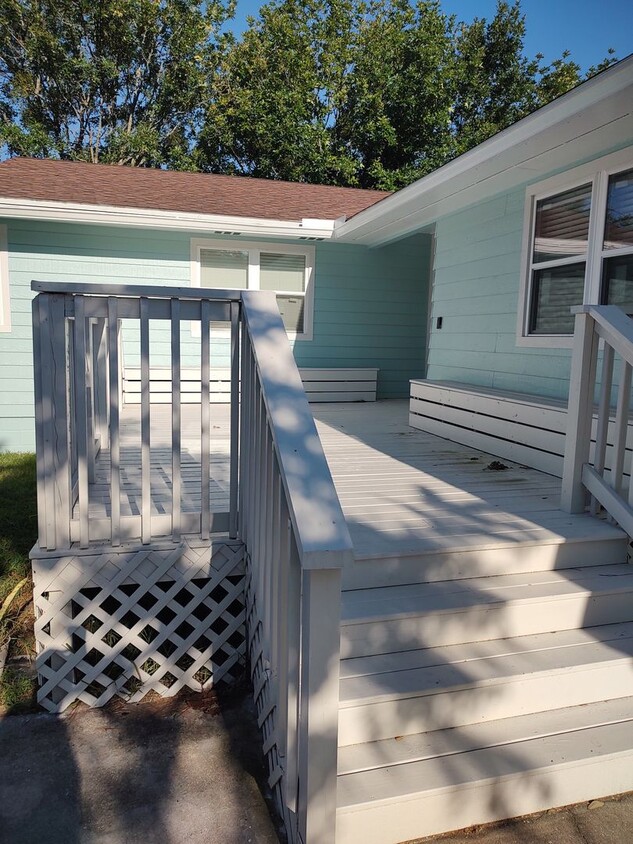 Foto principal - Remodeled 4-2 beaches home, plenty of fenc...