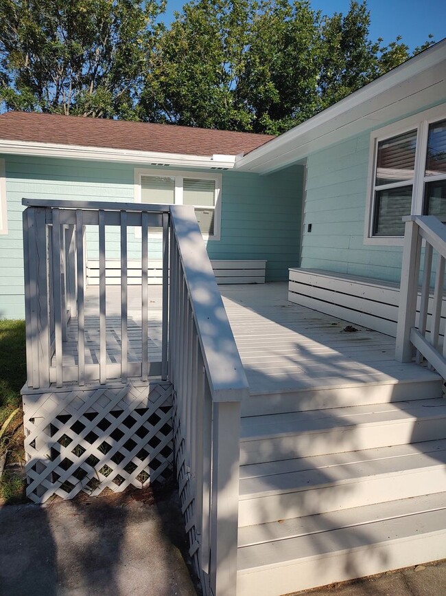 Building Photo - Remodeled 4-2 beaches home, plenty of fenc...