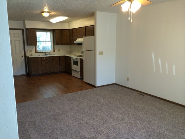 Building Photo - Newly updated!! 2 bedroom, 1 bath townhouse