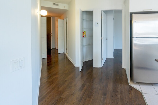 Building Photo - 4975 Rue Jean-Talon O