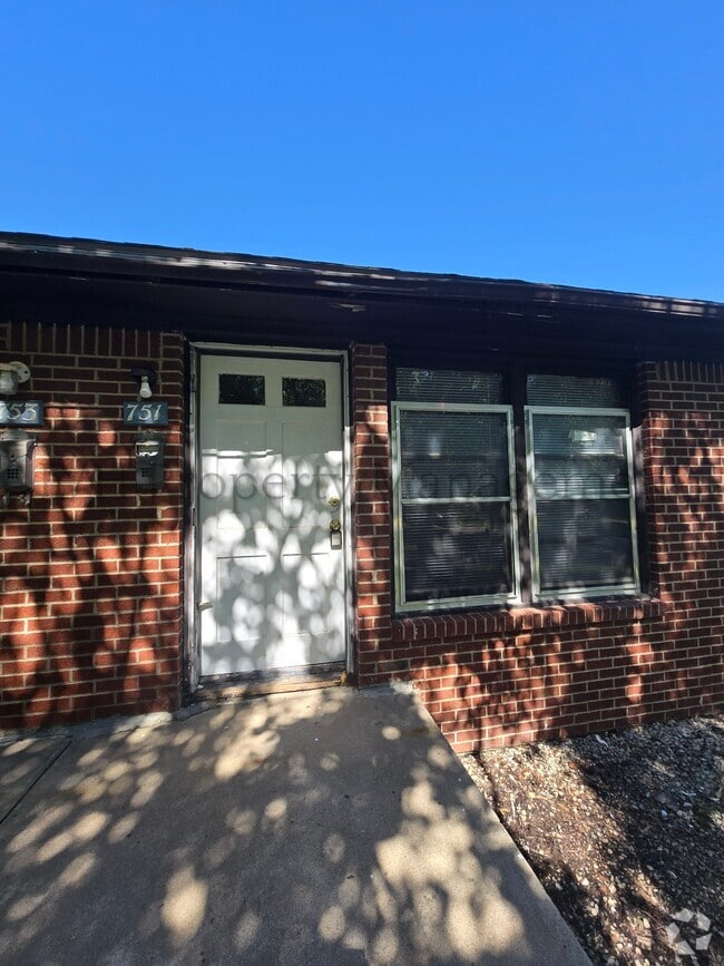 Building Photo - 751 S Governeour Rd