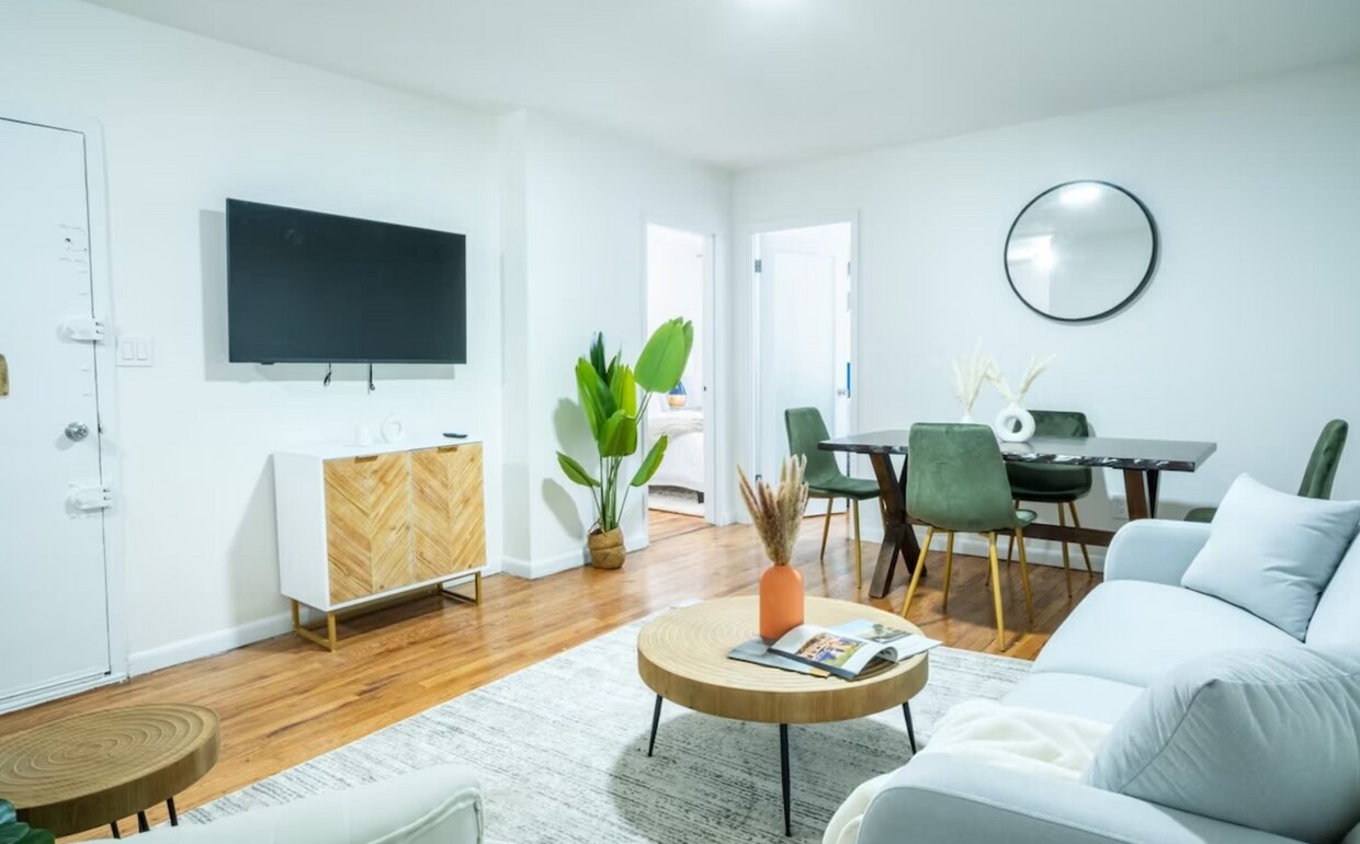 Foto principal - 6000 N Cicero Ave