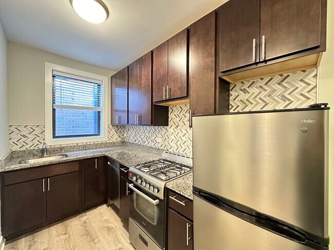 Building Photo - 428 W Belden Ave