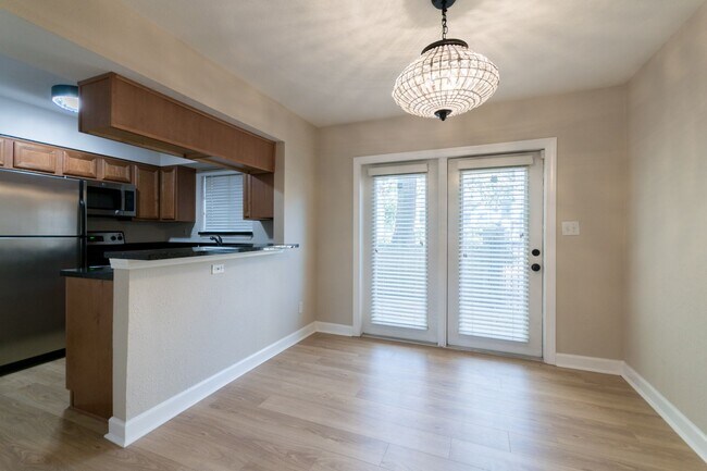 Building Photo - Beautiful 2BR/1.5BA condo in a gated community in the heart of Sandy Springs